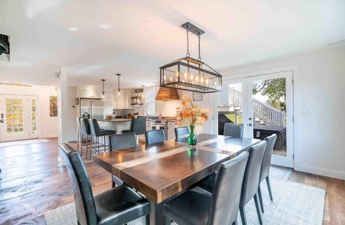 West Dover House | The Villa - Industrial Farmhouse with Hot Tub