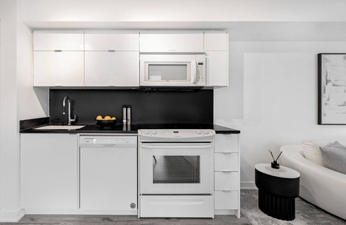 Lakeview Apartment | The Wellington - Downtown Toronto - CN Tower & Rogers Centre 5 min Walk- Parking