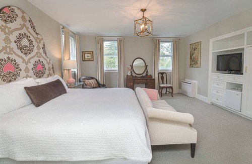 Ridgefield Hotel | The West Lane Inn - King Room
