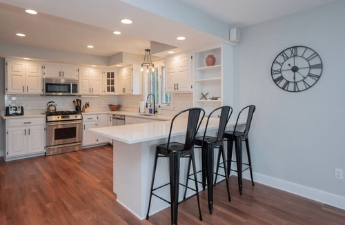 Newport East House | The Wolcott. Walk to Beach!