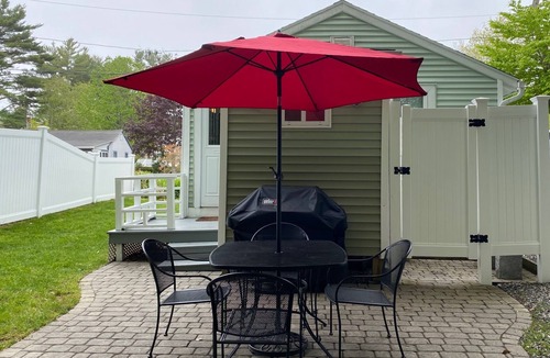 York Beach Cottage | The York Hut is an updated gem just steps to Long Sands! 7min walk to the beach!