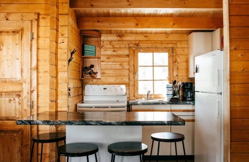 Seguin Cottage | This cottage is a 2 bedroom(s), 1 bathrooms, located in parry sound, on.