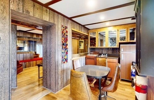 Wollaston Villa | This villa is a 7 bedroom(s), 5.5 bathrooms, located in Coe Hill, Ontario.