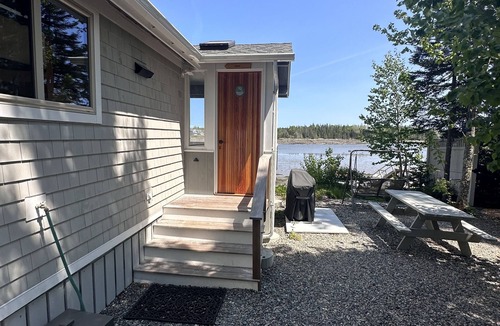 Tremont Cottage | Tides-oceanfront cottage near Acadia