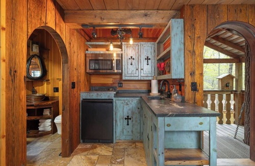 Newbury House | Tiffany Hill Treehouse by Sunapee Stays | Fireplace + Deck + Mount Sunapee
