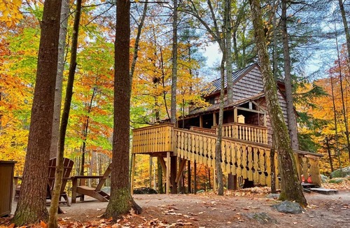 Newbury House | Tiffany Hill Treehouse by Sunapee Stays | Fireplace + Deck + Mount Sunapee