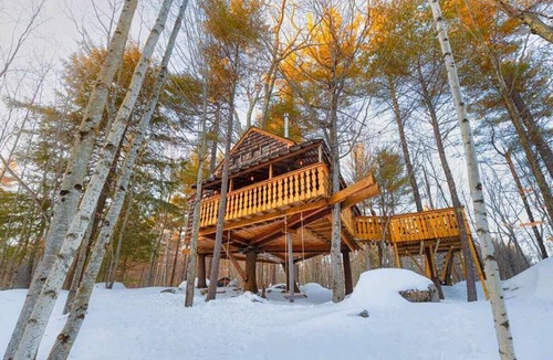 Newbury House | Tiffany Hill Treehouse by Sunapee Stays | Fireplace + Deck + Mount Sunapee