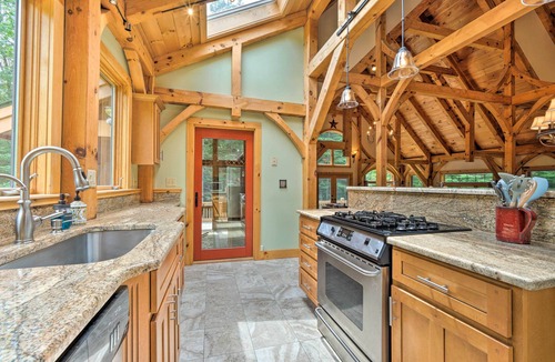 West Dover House | Timber Frame Contemporary w/Hot Tub at Mount Snow Ski Resort