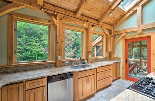 West Dover House | Timber Frame Contemporary w/Hot Tub at Mount Snow Ski Resort