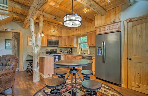 North Conway Cottage | Timber Home: Walk to Slopes & N Conway Shops!