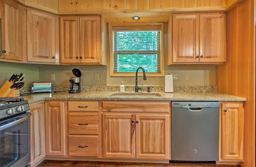North Conway Cottage | Timber Home: Walk to Slopes & N Conway Shops!