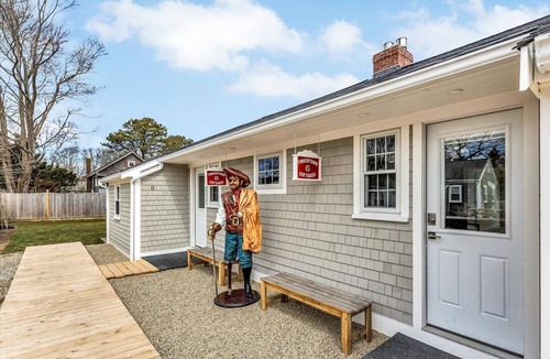 South Yarmouth Cottage | TinkerTown #6 Luxury Cottage: 2 Bedroom 2+Baths quick walk to beaches and bar