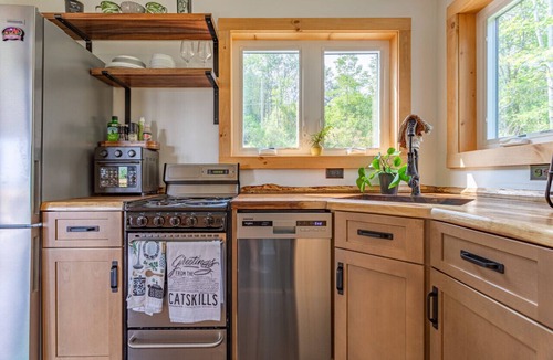 Parksville House | Tiny Home with Spectacular Views & FP