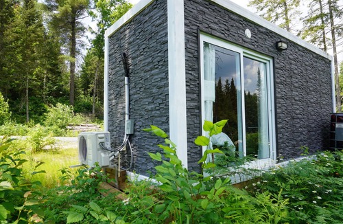 Strong Apartment | Tiny House on the River with Wifi, Sauna and Hot Tub.