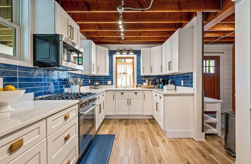 Falmouth Foreside House | Titan at Town Landing - Rooftop Deck, Lap Pool, 15 Mins to Portland, Sleeps 21