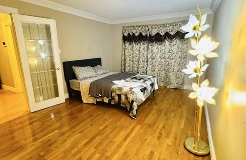 East Credit Villa | Top Executive 10 bedroom Home Near Airport