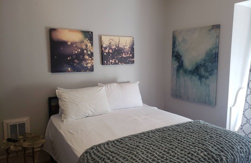 Wilmington Bed & Breakfast | Top-Floor 1BR-Walk to Everything-Safe, Quiet, Beautiful Home and Block to be on!