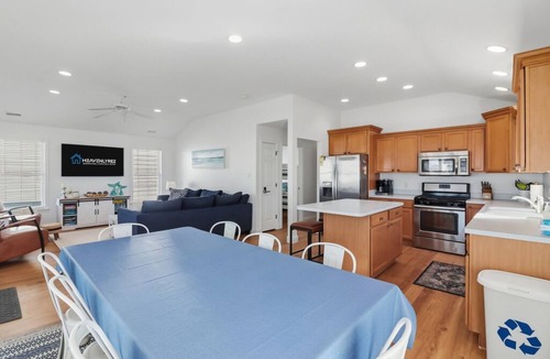 Gold Coast Condo | Top-Floor 3 BR/2 BA Condo w/Deck –3 Blocks from Beach and Boardwalk