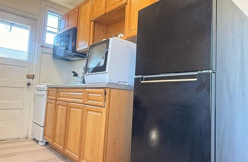 Lansdowne Apartment | Top Floor Retreat in Philadelphia Outskirts