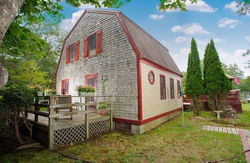 West Tisbury House | Top-Rated Vineyard Retreat: Hot Tub + Private Lambert’s Cove Beach Access!