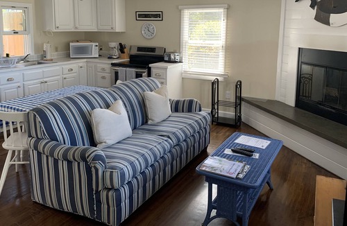 Menemsha Cottage | Topside Cottage with private beach access!