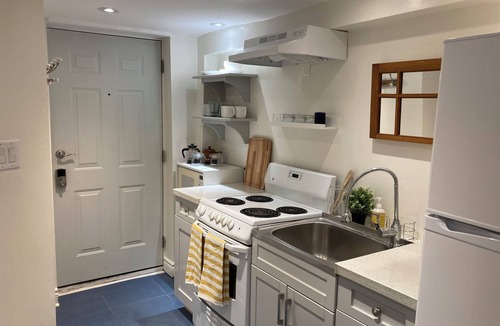 The Beaches Apartment | Toronto Beaches-Fresh and cozy guest suite in great location