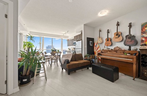 Fort York Condo | Toronto skyline | lake | all day long for long term and remote workers