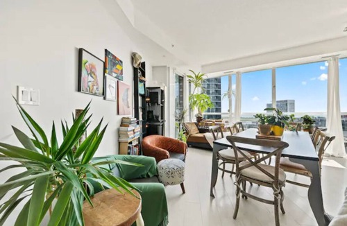 Fort York Condo | Toronto skyline | lake | all day long for long term and remote workers