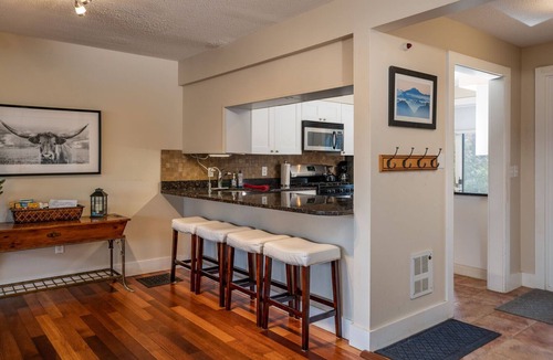 Quechee Condo | Townhome with Fireplace & Hill Views, Saltbox