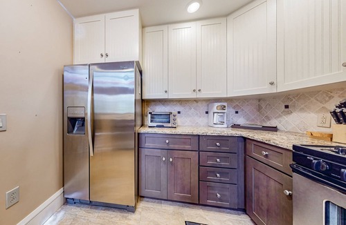 Proctorsville House | Townhome with patio & on-site pool, hot tub, sauna & tennis access