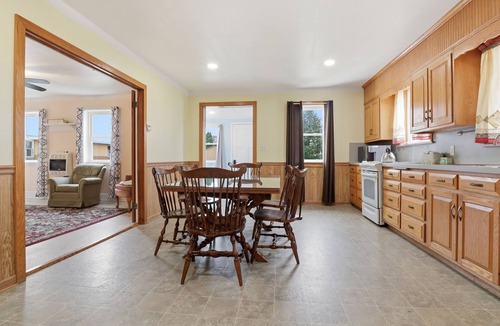 Ronks House | Trackside Vacation Home - 9 min. to Sight & Sound!