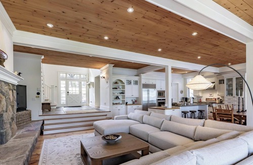 Muskoka Lakes Cottage | Traditional 6 bed 5 bath cottage on Lake Joseph with boathouse & pickleball!