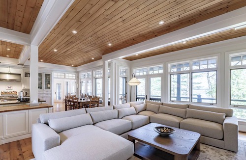 Muskoka Lakes Cottage | Traditional 6 bed 5 bath cottage on Lake Joseph with boathouse & pickleball!