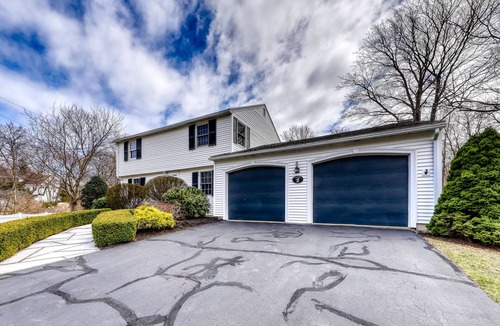 Rye House | Traditional home walkable to the beach with seasonal private pool - dog-friendly