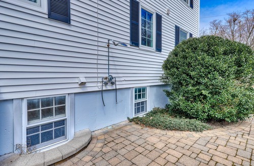 Rye House | Traditional home walkable to the beach with seasonal private pool - dog-friendly