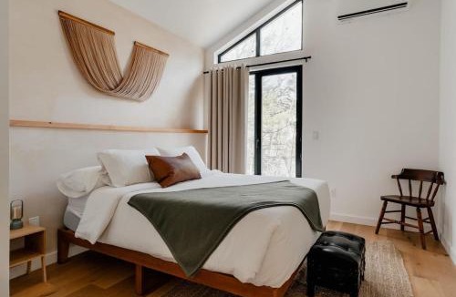 Kerhonkson House | Trail's End - Modern and Private Cabin in the Wood
