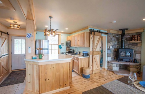 Cumberland Head House | Tramonto Cottage on the Lake Hot Tub Pet Friendly