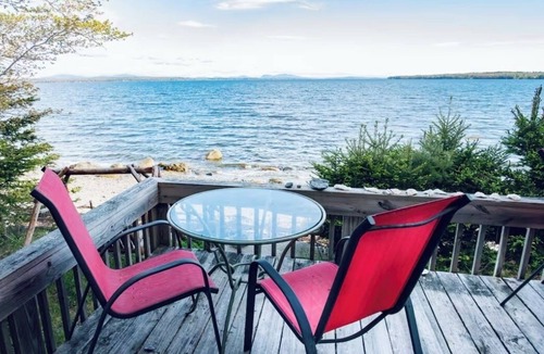 Surry Cabin | Tranquil 1950s log cabin in Surry, Maine perfect for a relaxing getaway