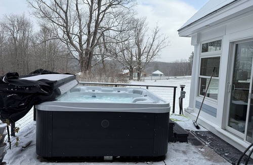 Andover House | Tranquil 3 bedroom Home with Hot Tub/Fast WIFI/Standby Generator in Andover