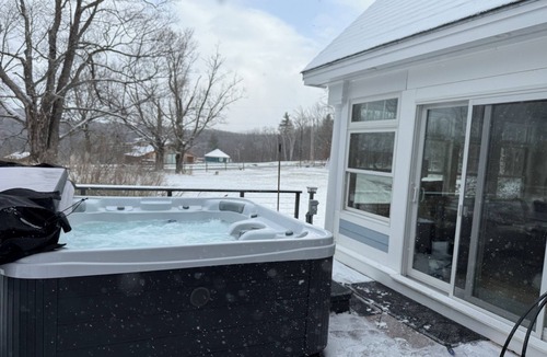 Andover House | Tranquil 3 bedroom Home with Hot Tub/Fast WIFI/Standby Generator in Andover