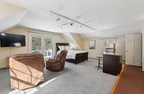 Falmouth Apartment | Tranquil Executive Studio 10 Min Outside Portland