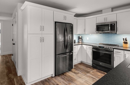 Warren Condo | Tranquil Farmhouse Condo w/Hot Tub + Dog-Friendly
