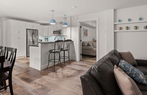 Warren Condo | Tranquil Farmhouse Condo w/Hot Tub + Dog-Friendly