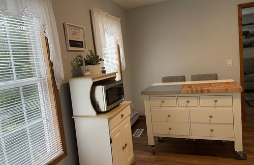 Thomaston House | Tranquil Farmhouse Retreat