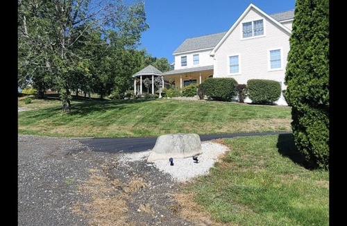 Thomaston House | Tranquil Farmhouse Retreat
