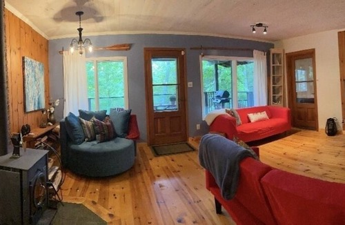 La Conception Cabin | Tranquil Lakefront-2 bedroom retreat for work/play