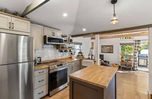 Monroe House | Tranquil Waterfront Retreat on Mombasha Lake