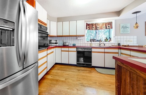 Eidelweiss Village House | Tree-lined, dog-friendly house with WiFi & expansive deck - walk to a lake beach