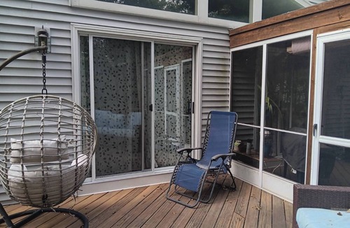 Narragansett Apartment | TreeFort, ZipLine, Kayaks, Beach6min drive, Vaulted Ceilings, ScreenPorch & Deck