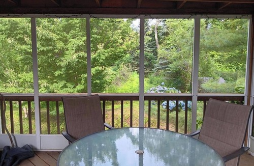 Narragansett Apartment | TreeFort, ZipLine, Kayaks, Beach6min drive, Vaulted Ceilings, ScreenPorch & Deck